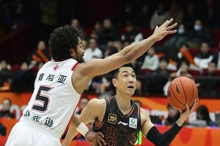 比赛进程波折，关键球员发挥至关重要