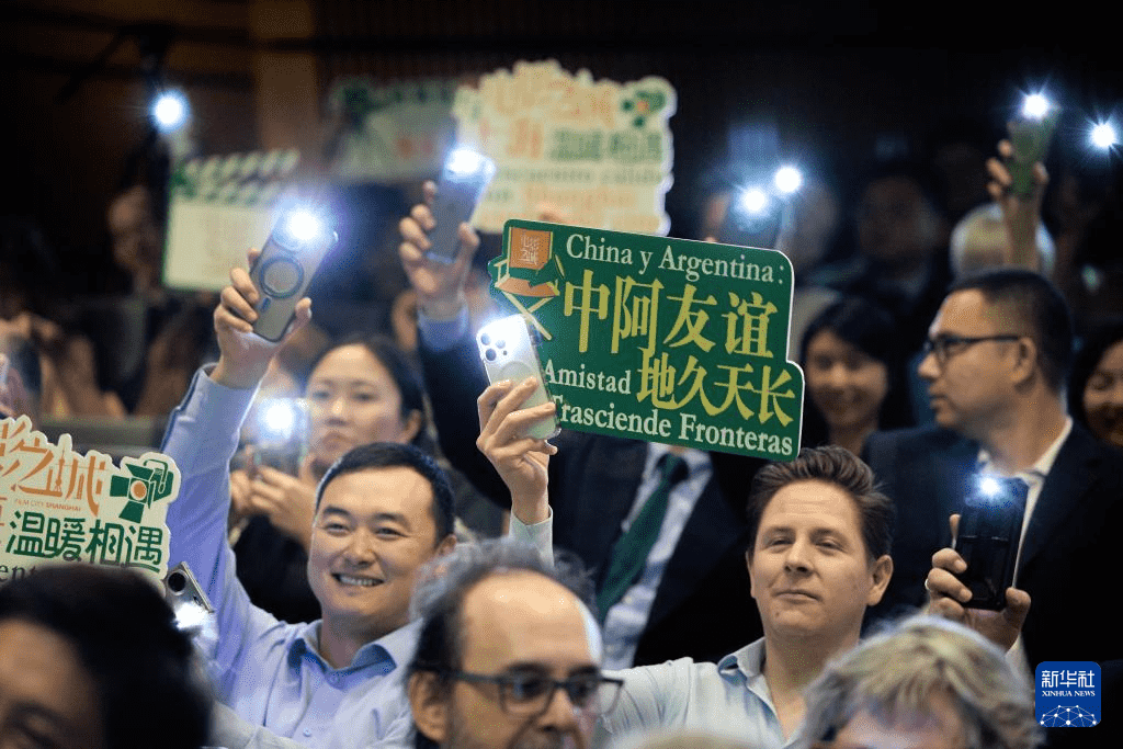 包含布宜诺斯艾利斯独立球迷现场助威，球队斗志昂扬的词条