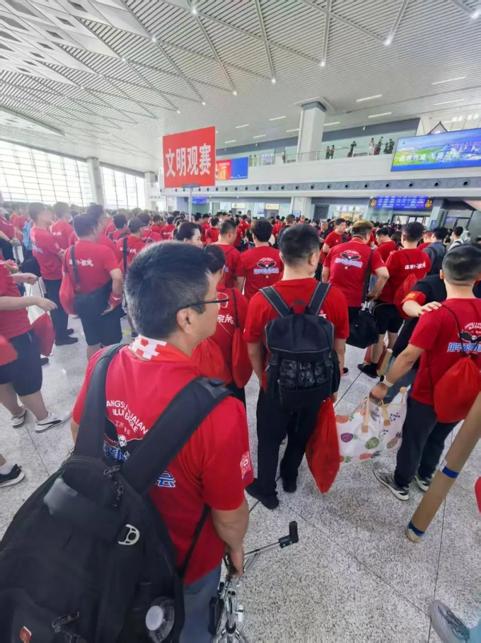全明星赛前活动吸引众球迷，气氛热烈喜庆